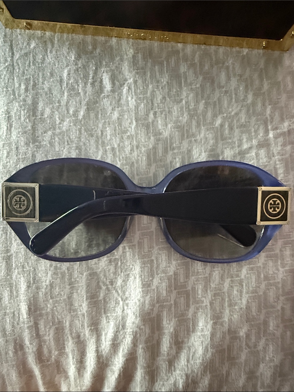 Used in great condition Tory Burch navy blue women’s sunglasses - Picture 2 of 5